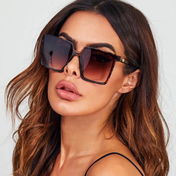 Sunglasses in "Leopard" - Picture 2 of 3